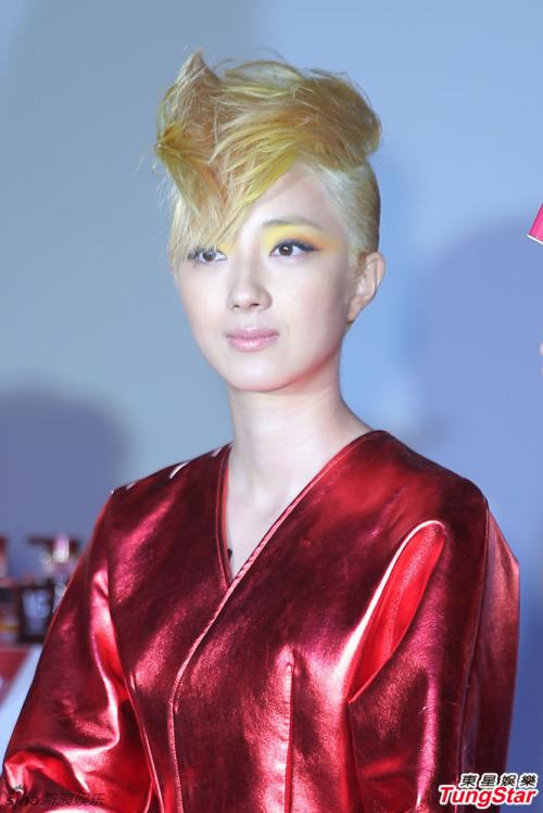 桂纶镁最新发型,时尚先锋引领潮流地位