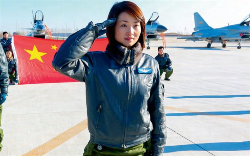 余旭飞行员最新照片,小巷深处的飞行梦与独特小店探索之旅