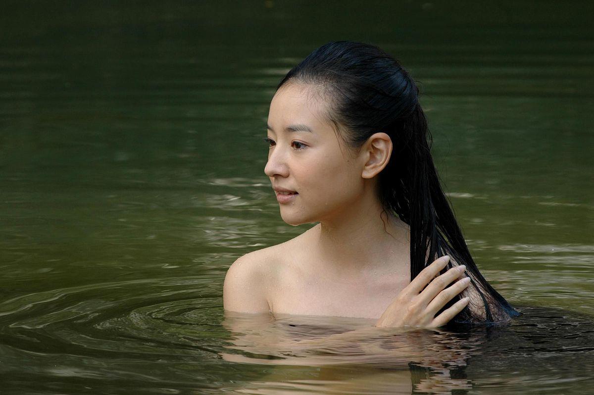 张艺兴最新发型侧面，巷弄深处的时尚魅力揭秘