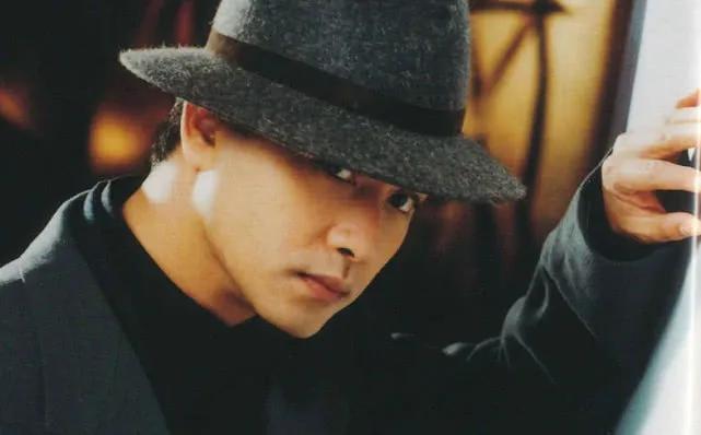 张艺兴最新发型侧面,巷弄深处的时尚魅力揭秘