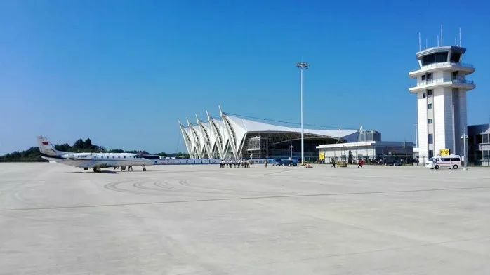 岳阳飞机场最新动态,探索自然美景之旅,追寻内心宁静与和谐