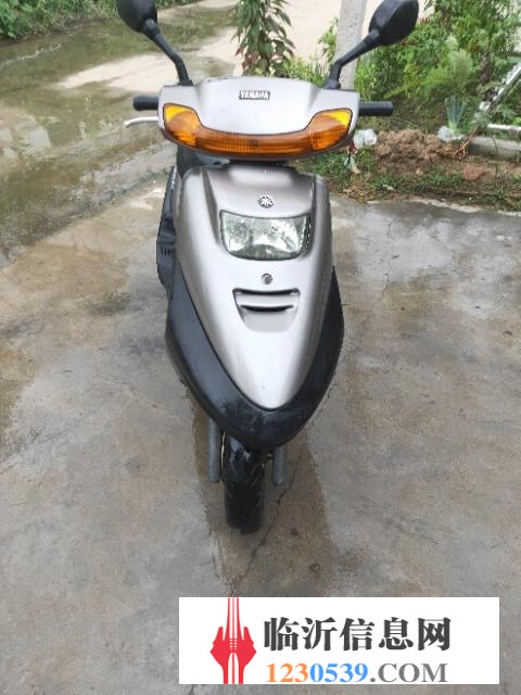 雅马哈凌鹰125最新款，小巷中的独特摩托宝藏探索记