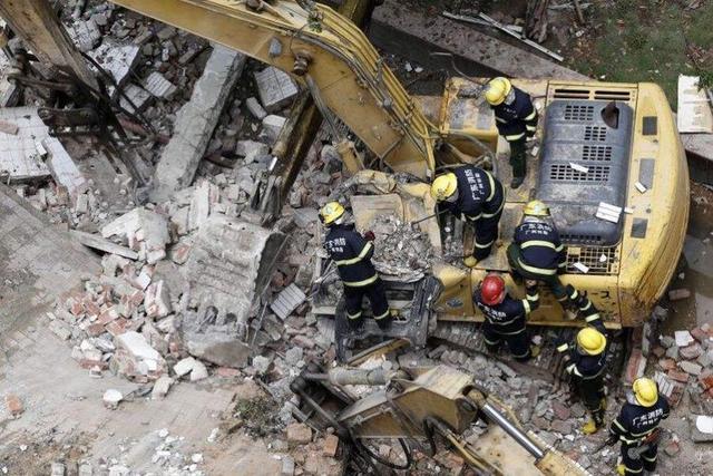 挖掘机拆楼倒塌最新,挖掘机拆楼倒塌最新，时代的警钟与反思