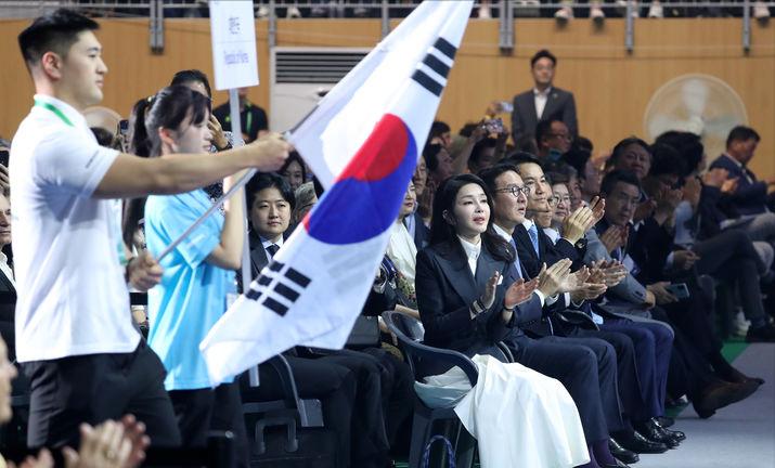 青春热血校园传奇,捡个校花做老婆最新章节揭秘