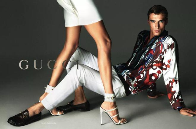 Gucci男模最新潮流,小巷深处的时尚探索