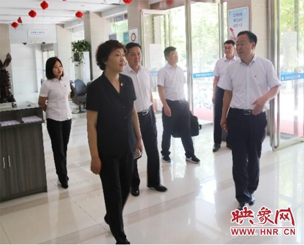 农村商业银行最新动态，小城金融故事中的温馨之旅