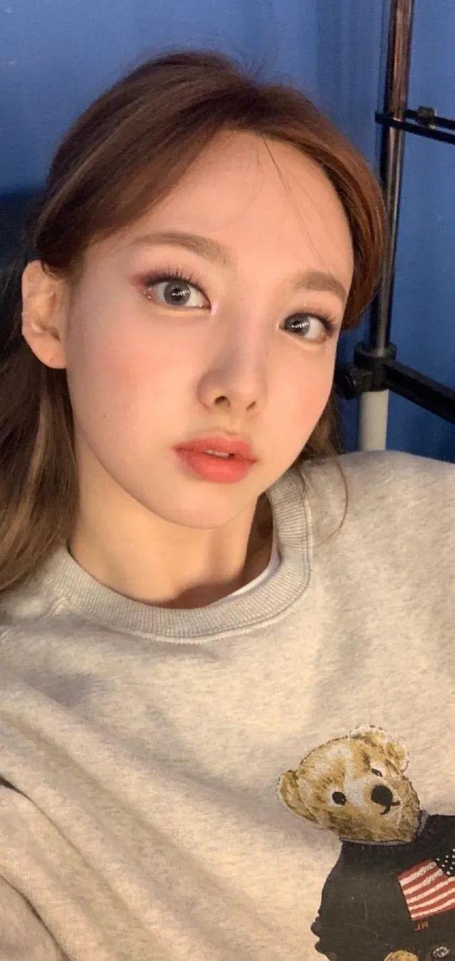 林娜琏冬季最新壁纸，温暖如初的美丽依旧展现魅力风采