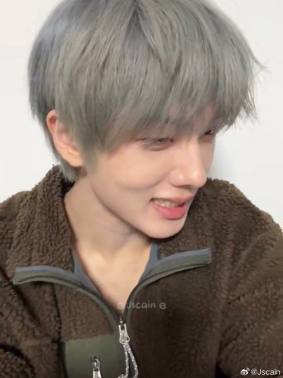 科技与时尚交融，朴志晟最新发色引领生活新潮流