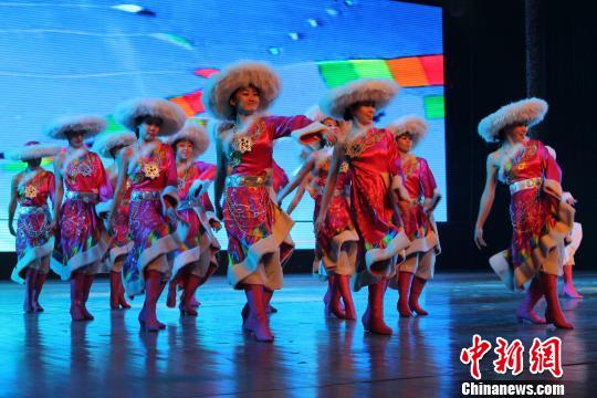 免费精彩演出最新，爱与陪伴的温馨之夜盛宴