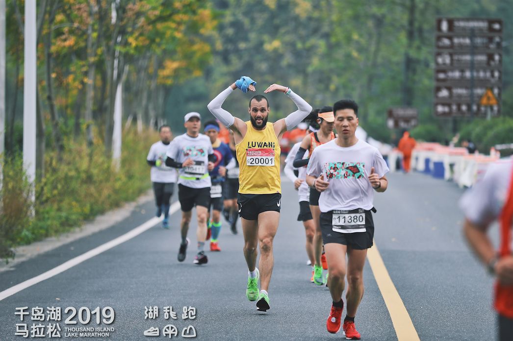 马拉松比赛的终点，友情起点与落幕时刻探寻