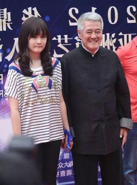 明星生日会背后的热闹与深思