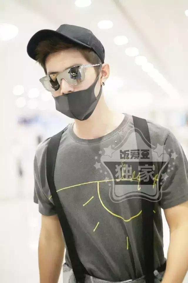 明星胸肌，魅力与健康的完美融合展现风采的双重象征