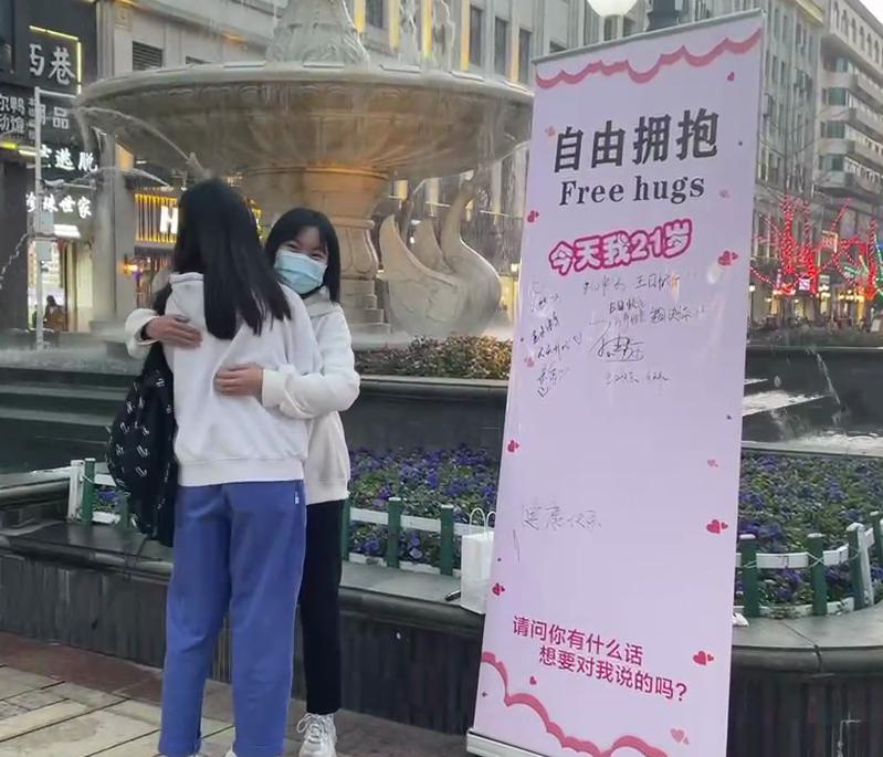 比赛握手展现绅士风度,自信、成长与正能量的力量