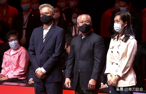 比赛握手展现绅士风度,自信、成长与正能量的力量