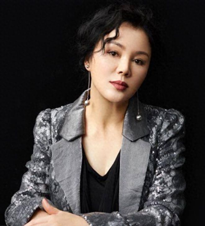 演员于小慧，小巷深处的魅力与美食秘境探索