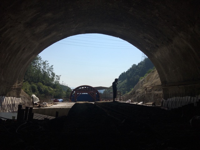 雷音铺隧道最新动态与一段隧道内的温馨奇缘