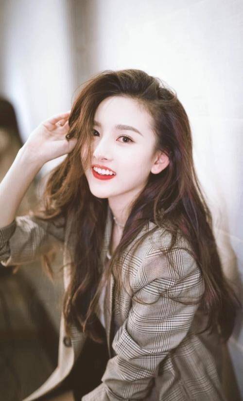 中国95后女演员与高科技的融合,未来生活体验的新纪元