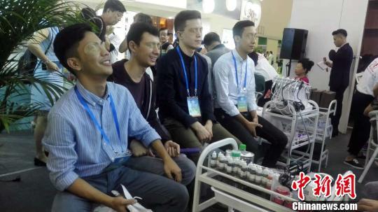 海口健美大赛精彩瞬间,肌肉男展现力量美