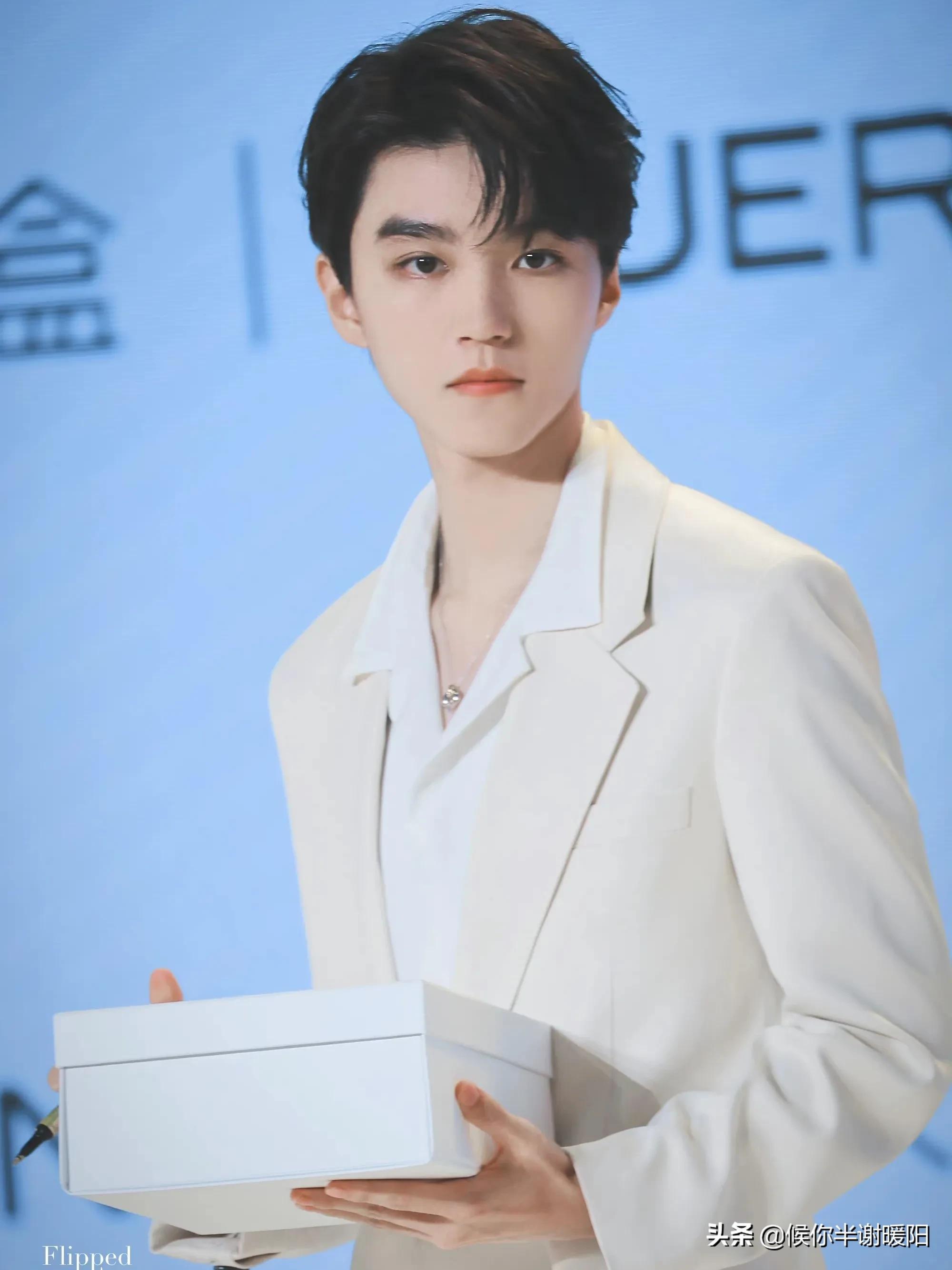 科技之光下的明星项链,引领生活新风尚的时尚配饰选择