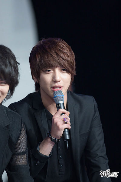 刘海男明星的自然寻静之旅,心灵觉醒于美景之中