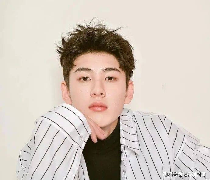 刘海男明星的自然寻静之旅,心灵觉醒于美景之中