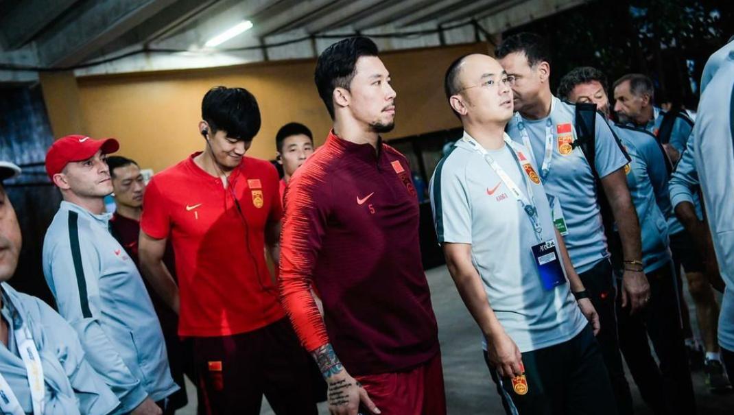 中国男足比赛之夜，变化、自信与足球的魅力展现