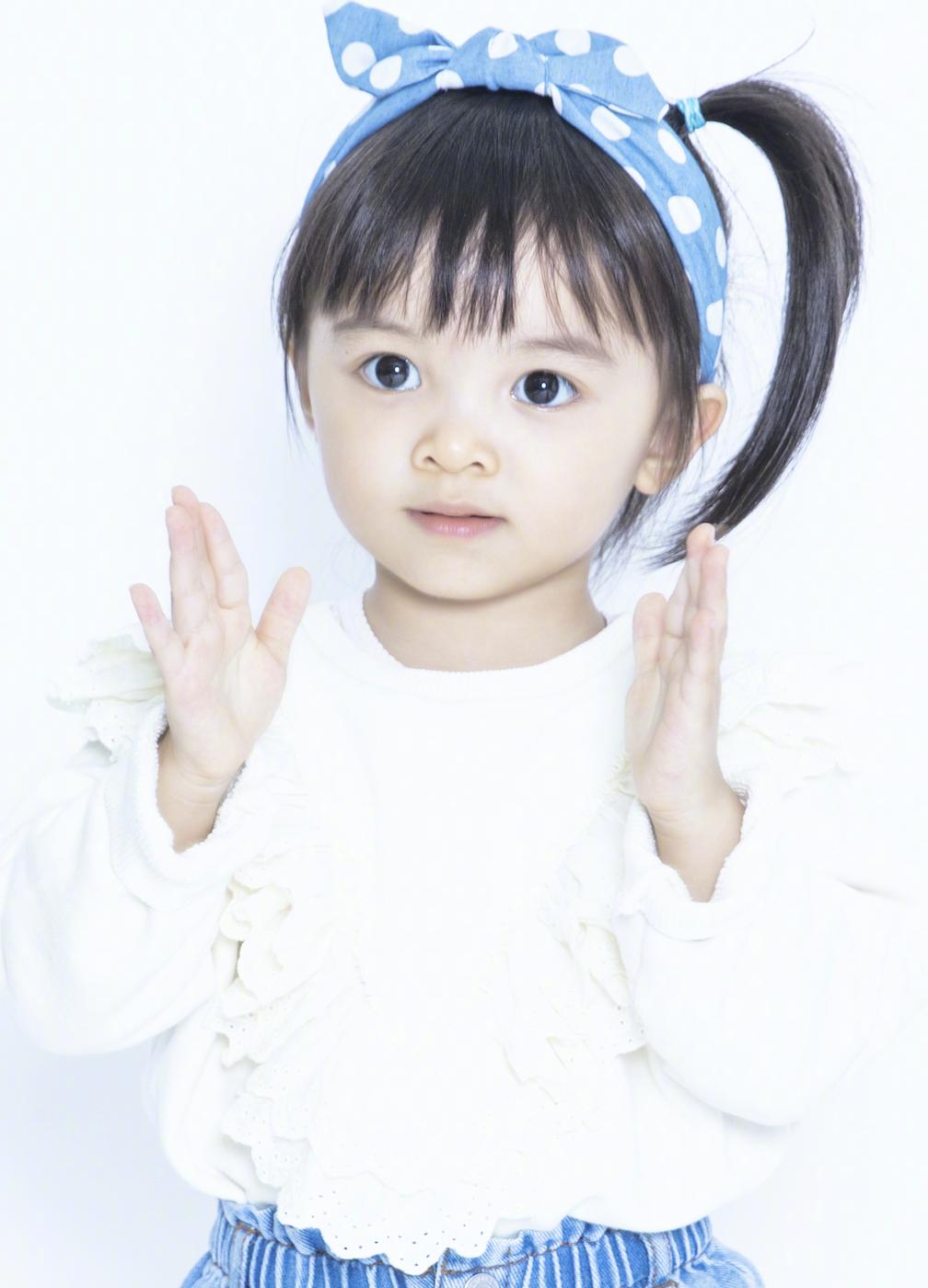 时代之光下的双生花,双胞胎最新写真绽放魅力风采