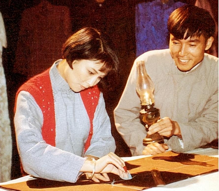 星光消逝之际,探索小巷独特小店,缅怀知名演员与他们的传奇