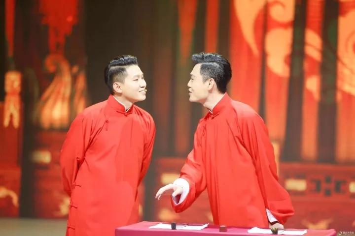 卢鑫最新相声作品，传统与现代的完美融合亮相舞台！