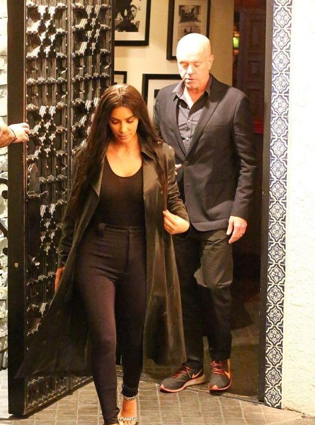 卡戴珊最新紧身裤时尚潮流解析与探讨,时尚潮流的探讨与热议