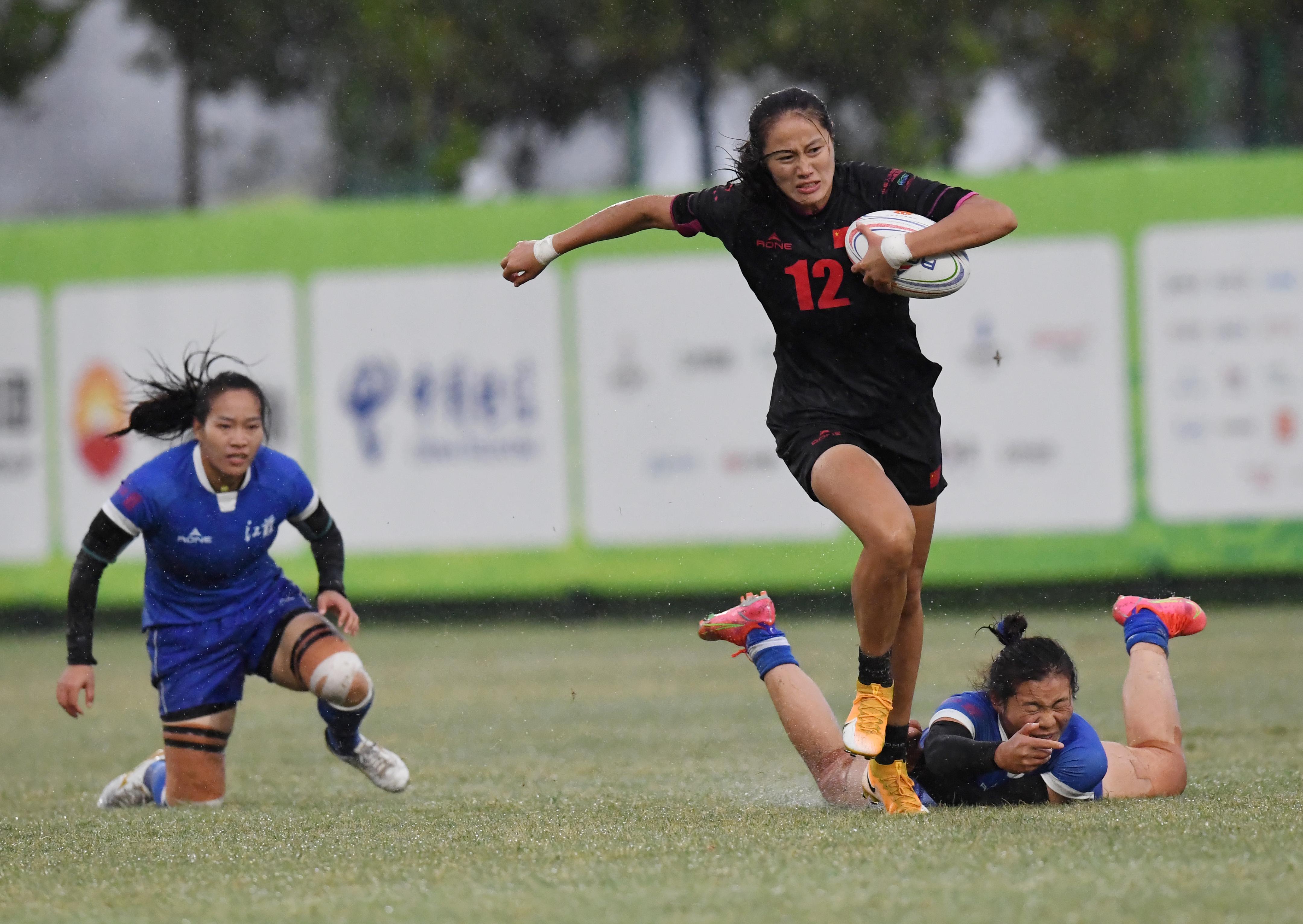 女子橄榄球赛场上的温情与陪伴之战