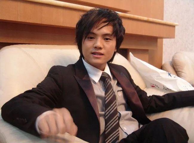 六哲最新歌曲深情演绎，旋律撩人心弦！