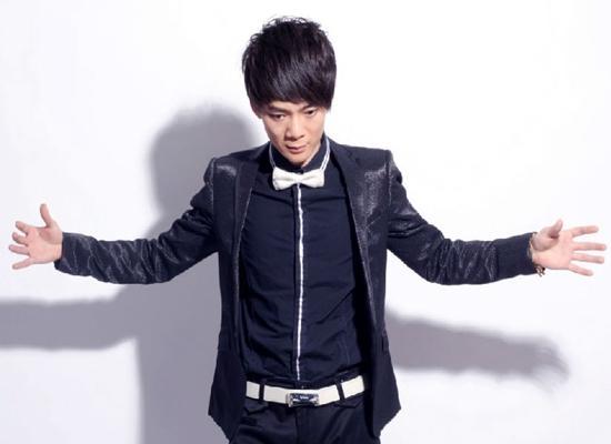 六哲最新歌曲深情演绎,旋律撩人心弦!