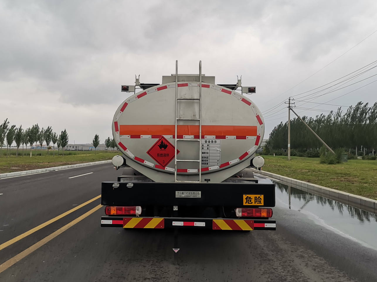 最新油罐车，时代见证与科技进步的象征