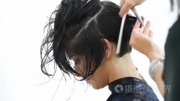 女生剪发新风尚,小巷深处的独特发艺之旅视频分享