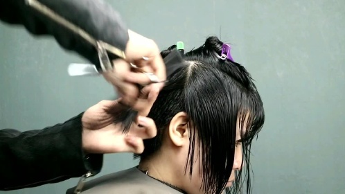 女生剪发新风尚,小巷深处的独特发艺之旅视频分享