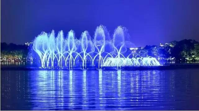 西湖音乐喷泉最新时间探秘,小巷音乐与美食奇遇之旅