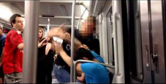 最新地铁打架视频及观点论述,冲突背后的社会观察与反思