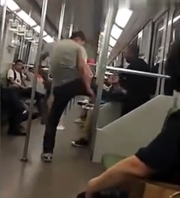 最新地铁打架视频及观点论述,冲突背后的社会观察与反思