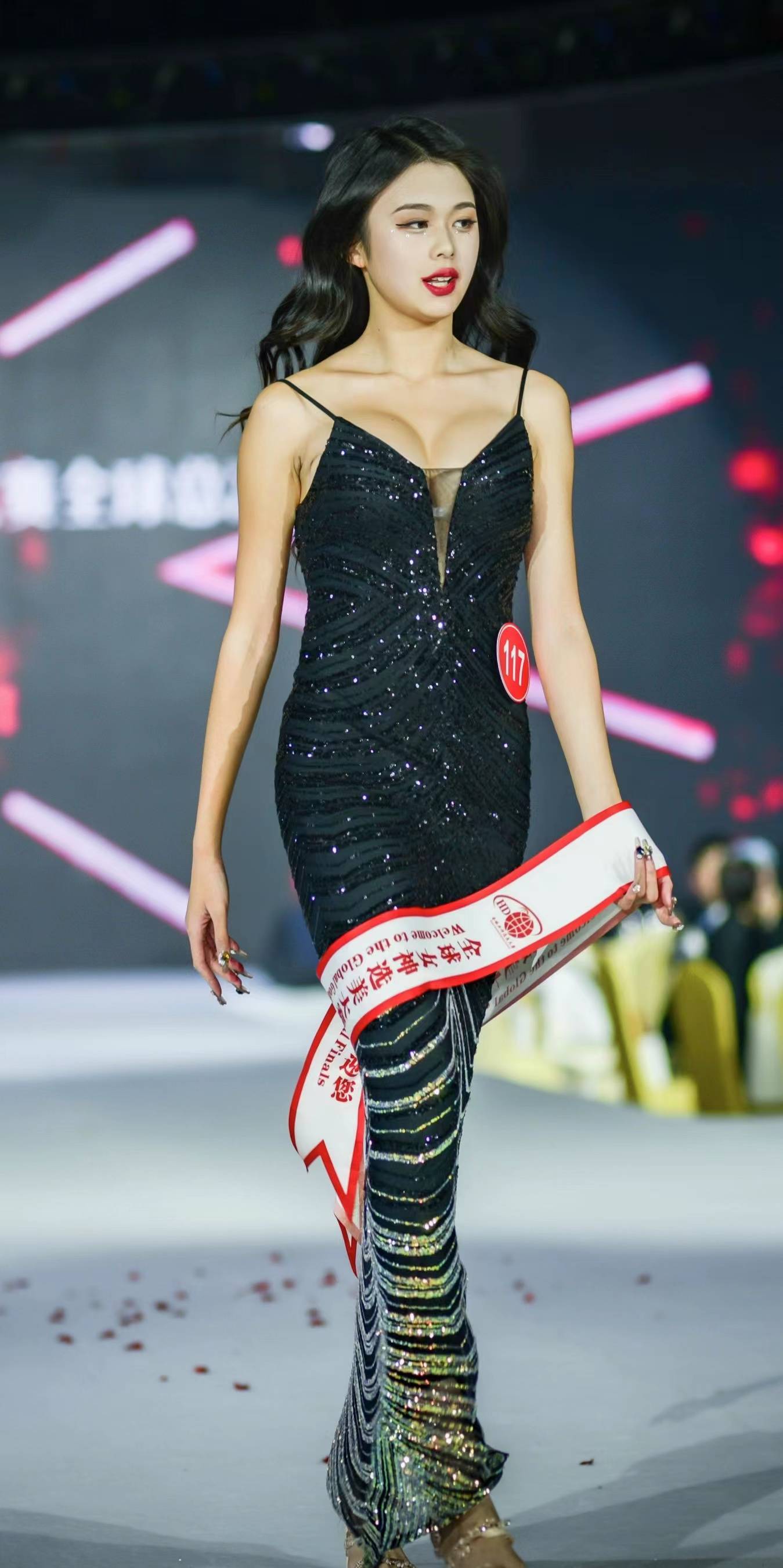 南京超模风采与小巷中的时尚探索