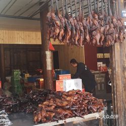 阿酱鸭最新,风味美食解读与观点碰撞