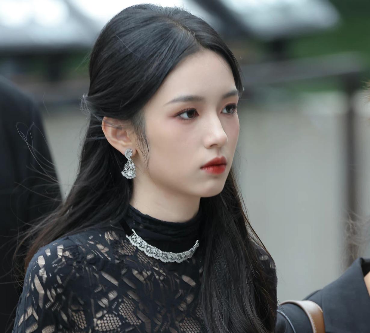 周也最新妆造亮相，惊艳四座，美出新高度！
