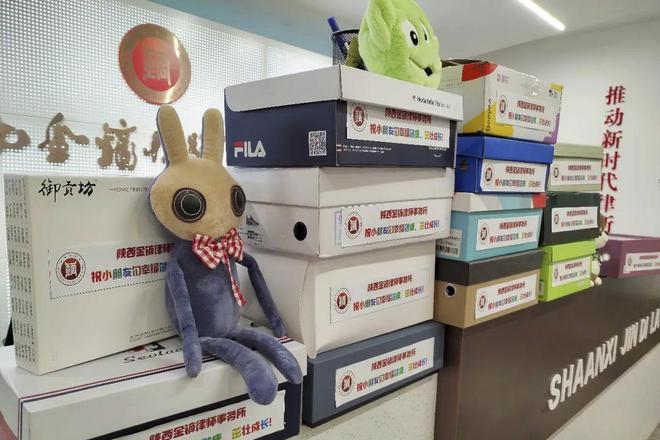 得物最新鞋盒,小巷中的独特购物新体验