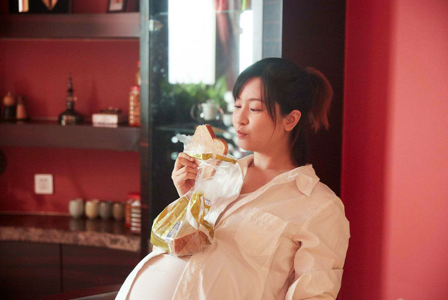 李佳航老婆最新私密瞬间探索,明星生活的近距离观察