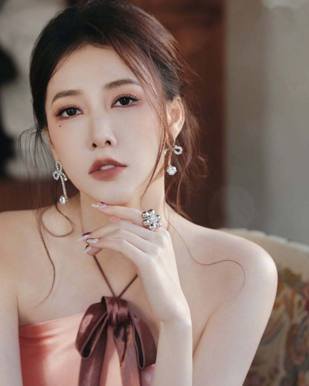 弦子最新动态揭秘,小巷深处的独特音符与美食秘境探索